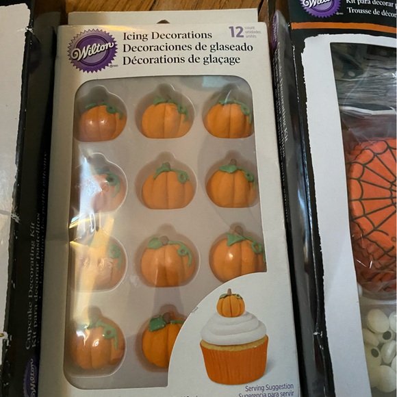 New in Package Wilton Halloween/ Fall Theme Baking Set! - Picture 6 of 9